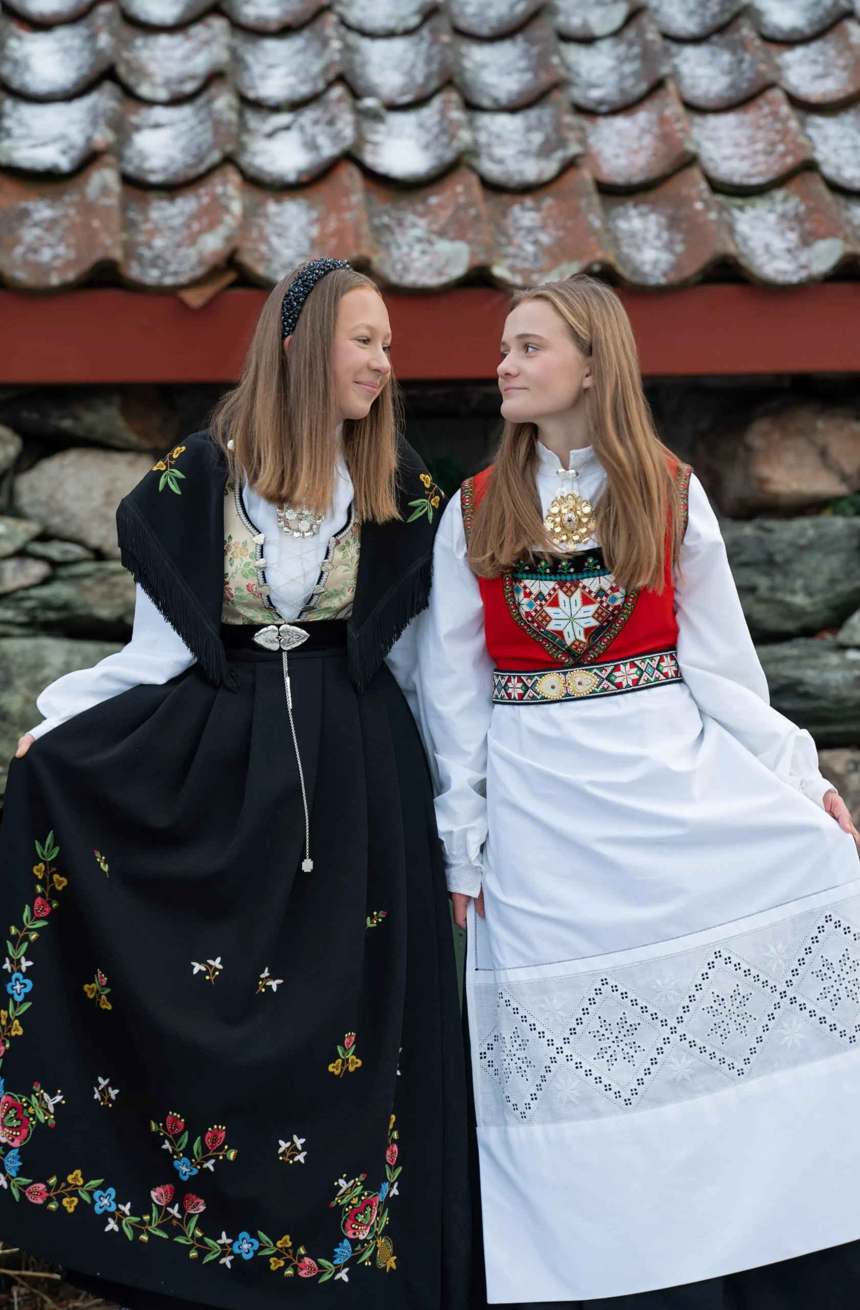 Norsk bunad fotografert utendørs