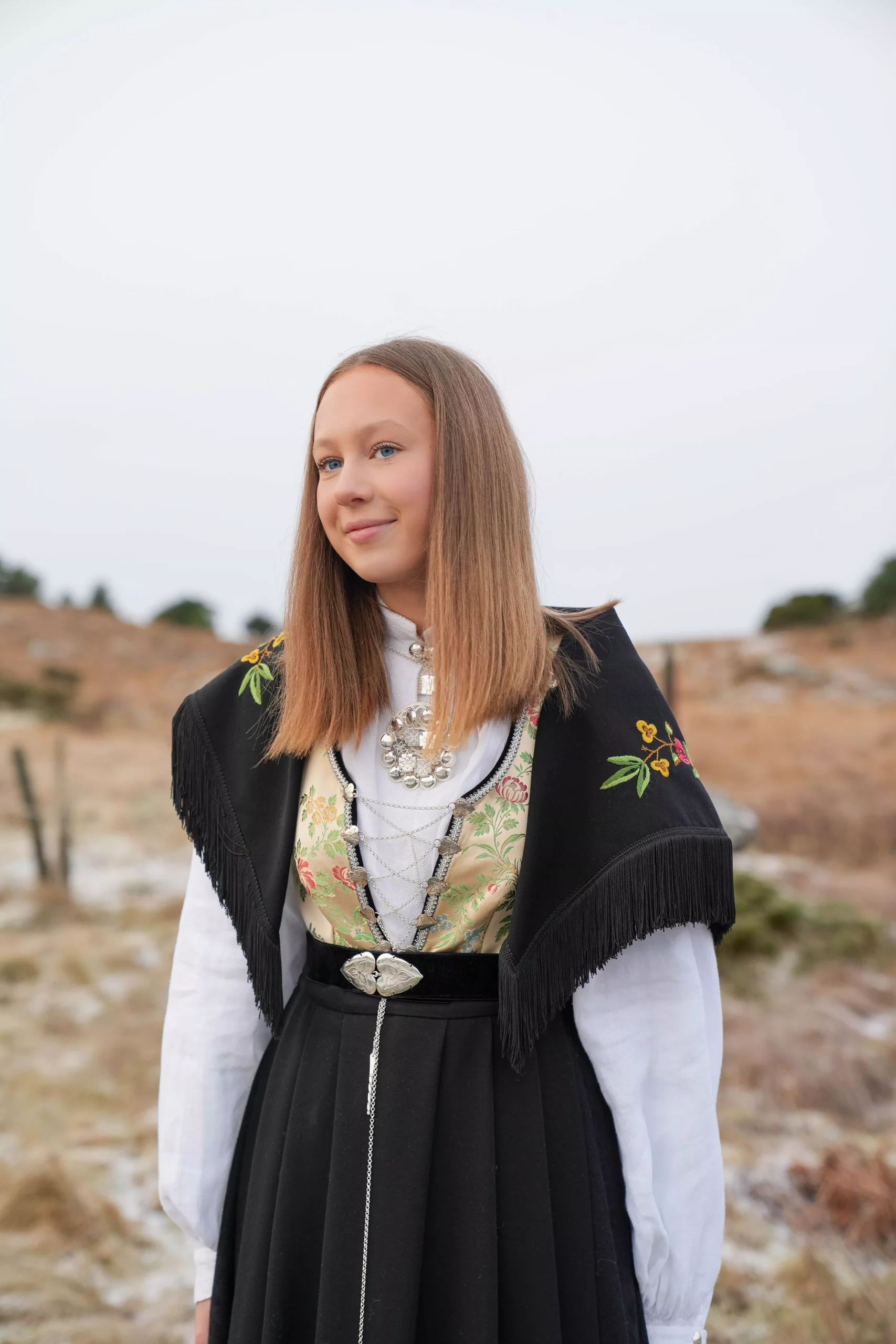 Detalj fra håndlaget bunad, bilde 4