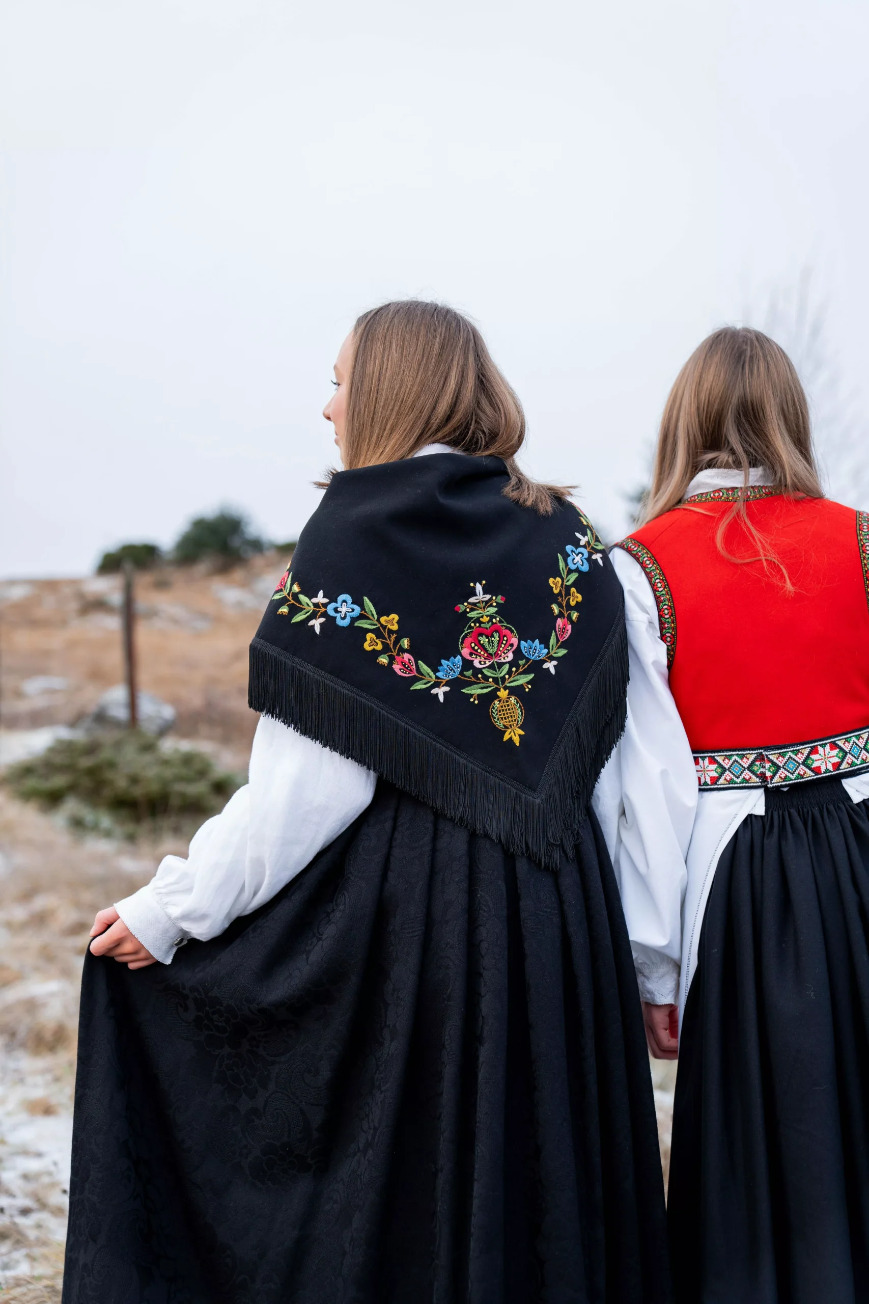 Detaljert håndbrodert bunad